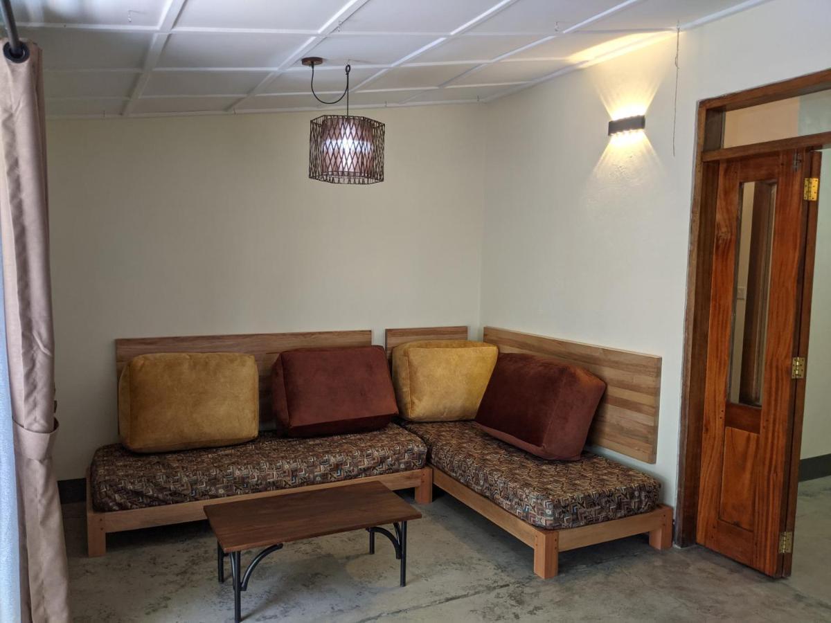 Dutchess Hotel And Restaurant Fort Portal Exteriör bild
