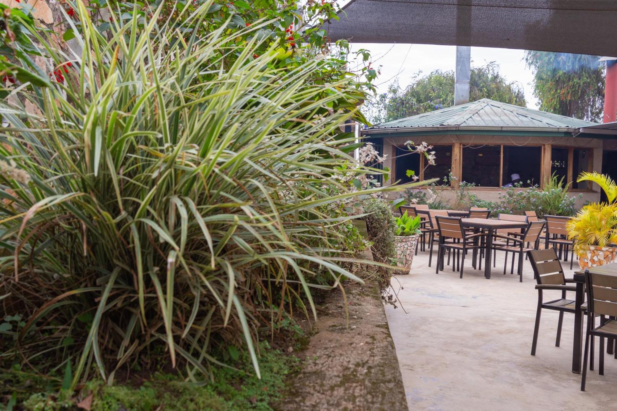 Dutchess Hotel And Restaurant Fort Portal Exteriör bild