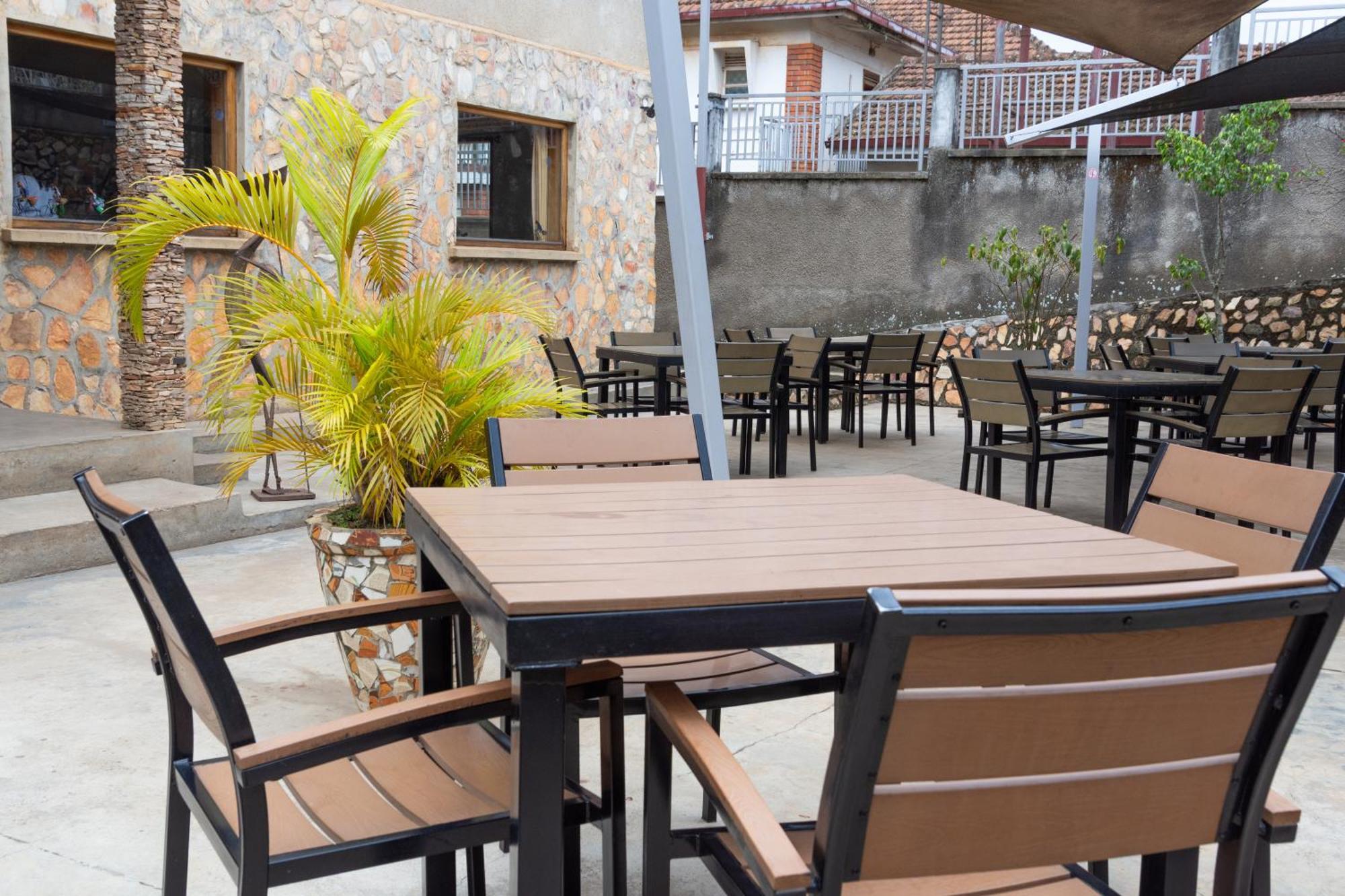 Dutchess Hotel And Restaurant Fort Portal Exteriör bild