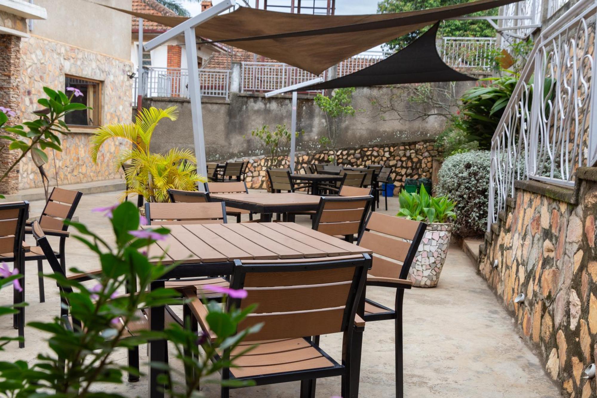 Dutchess Hotel And Restaurant Fort Portal Exteriör bild