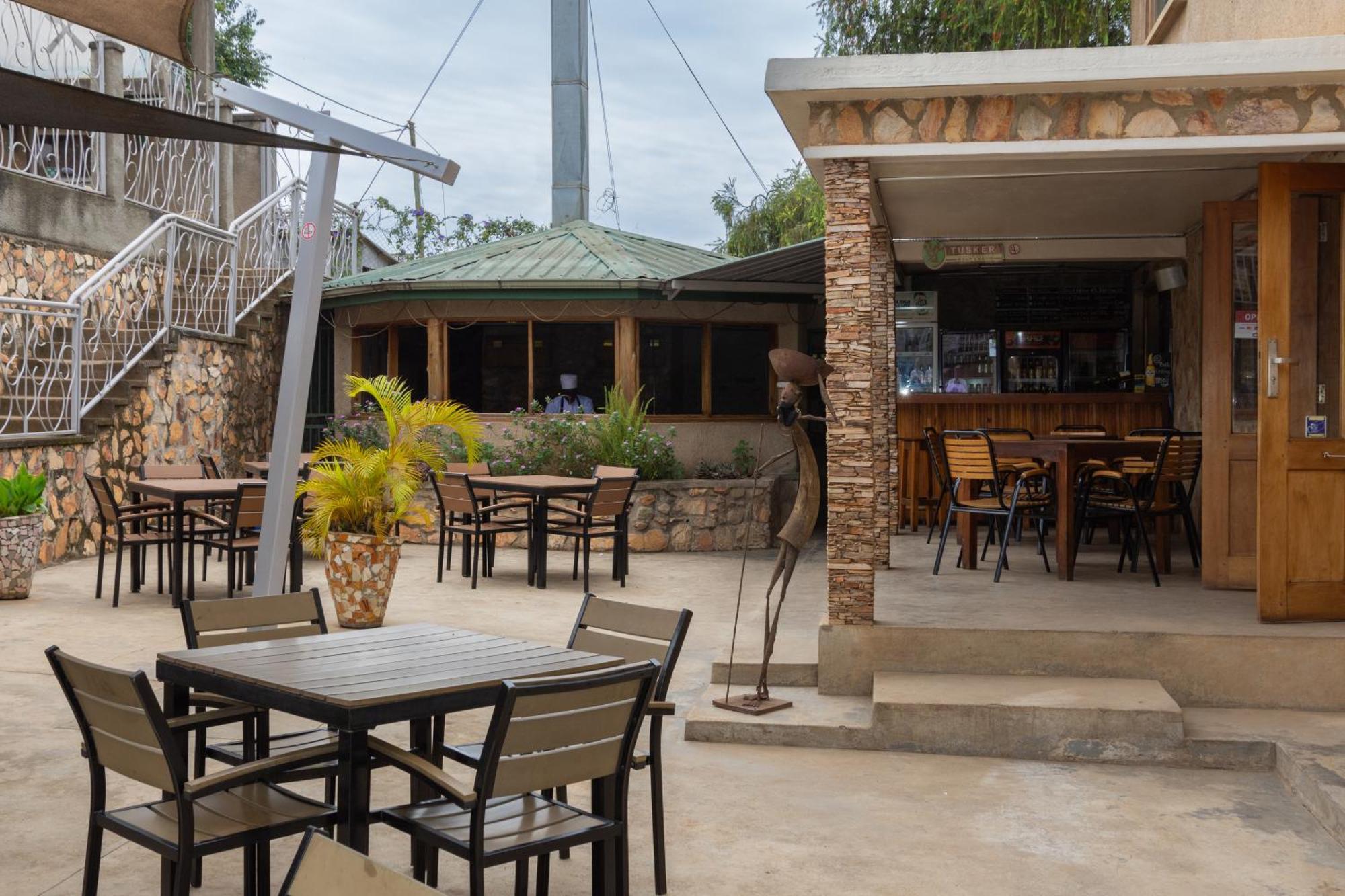 Dutchess Hotel And Restaurant Fort Portal Exteriör bild