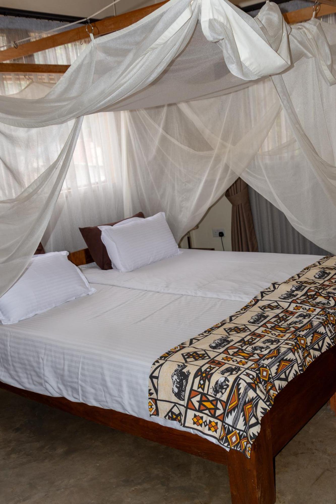 Dutchess Hotel And Restaurant Fort Portal Exteriör bild